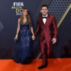 El futbolista apareció en la gala del Balón de Oro con este diseño rojo y casi se llevó más atención que el ganador, Cristiano Ronaldo, y sus lágrimas.