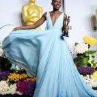 La actriz keniata-mexicana Lupita Nyong'o se coronó en los Oscars gracias a su interpretación en Doce años de esclavitud, pero también gracias a su estilazo (comparado con el de Cenicienta).