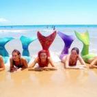 Para los que siempre quisieron nadar como auténticos profesionales, este verano descubrimos que en Tarragona hay una escuela para pasar del chapoteo al estilo sirena. Vayan reservando para el verano de 2015.