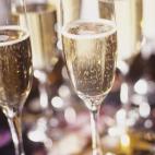 "Un vaso de vino blanco es ideal", asegura Losfelt, ya que permite que se pueda disfrutar de todos los aromas de la bebida. "Las copas en forma de flauta se suelen usar en celebraciones y son perfectas para la exhibición de las burbujas, pero s...