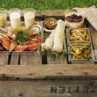 Llenar la copa más de un tercio hará que el champán se caliente demasiado rápido, lo que no te dejará disfrutar de esos estallidos fríos en tu paladar.