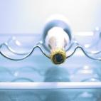 A menos que pienses abrirla en menos de tres o cuatro días, lo mejor es que guardes la botella en un lugar fresco y oscuro. "Si lo guardas en la nevera durante semanas, eso es un problema, porque no hay mucha humedad en el frigorífico y el cor...