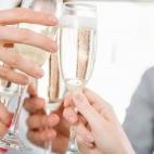 A partir de ahora, hazlo por el tallo. La temperatura del champán es muy importante para poder disfrutar plenamente de sus sabor. Si sujetas la copa por el cáliz, acelerarás con el calor de tu mano el calentamiento de la bebida.