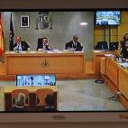 La mesa con jueces, fiscales y abogados.