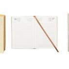 ... y de casa a la agenda. Zara Home, la división de hogar de Zara, amplía su catálogo con estas agendas sencillas, compactas y funcionales. Tanto la dorada como la de la trenza cuestan 25,99€ y se pueden encontrar en tiendas o en la web.