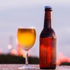 Dar un par de golpecitos al cuerpo de la botella; dar otros dos golpes al cuello de la misma; repetir los pasos; empujar con el cuchillo la chapa del botell&iacute;n desde abajo y... &iexcl;listo!