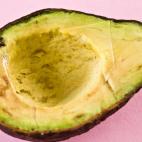 Basta con tener una fiambrera llena de agua e introducir el aguacate ya cortado en su interior colocando la pulpa hacia abajo. Despu&eacute;s, meterlo en la nevera.