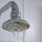 Sumergir el cabezal en vinagre. Si no puedes desengancharla del cable, llena una bolsa con el vinagre y suj&eacute;tala fuertemente con la goma envolviendo el cabezal. Despu&eacute;s de una hora, limpia bien la ducha con agua caliente y un ...