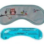 Incluye gel para que pueda congelarse y aprovechar así el efecto estimulante de la circulación que produce el frío para reducir la hinchazón de los párpados y la bolsa de los ojos. En AMAZON hay diseños con búhos, ciervos, renos...