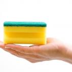 Para no tener que echar lavavajillas constantemente en el estropajo existe un m&eacute;todo alternativo para el que se necesita un c&uacute;ter y una pastilla de jab&oacute;n. Con el primero se hace una ranura en el estropajo y ah&iacute; es don...