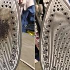 Encender la plancha y esperar a que se caliente. Sostener una pastilla de paracetamol con unas pinzas. Recorrer la base de la plancha con el paracetamol y dejar que se vaya deshaciendo. Limpiar con un pa&ntilde;o mojado en agua y vinagre para ac...