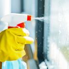 Humedecer los cristales y frotarlos con una media. Repasar con otra media limpia para dejarlo completamente seco. En el caso de que la ventana no est&eacute; muy sucia, no ser&iacute;a necesaria mojarla.