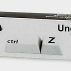 Porque no hay nada que no se pueda solucionar. Estas gomas ctrl Z ayudan a borrar aquello de lo que no nos sentimos muy orgullosos (o al menos intentarlo). Vía factoriaderegalos.com