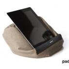 No siempre hay que eliminar la tecnología para relajarse. Se puede consultar el iPad o tablet y pasar un rato agradable en el sofá. Para conseguirlo sólo hay que tener una buena postura que no fuerce la espalda. Esta de dewanda.com es una bue...