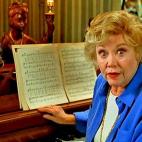 La foto es de 1999 cuando rodó su última película, Superstar. Glynis Johns tiene ahora 90 años y vive retirada del cine y la televisión. La actriz trabajó en más de 60 títulos, incluyendo un capítulo de Cheers y la serie de televisión ...