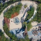 La ciudad cuenta con diez nuevos parques que actúan como solución a las escorrentías. En lugar de estar cubiertas de asfalto, las áreas de juego públicas ahora cuentan con la última herramienta en captura de agua de lluvias, incluyendo bar...