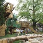 Gran parte de la temática de este parque tiene que ver con explorar y disfrutar de los árboles. Las estructuras cuentan con puertas recicladas y rocas naturales. También incluye un huerto con árboles frutales y montañas de acantilados escar...