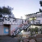 Se trata de un parque creado a partir de unos contenedores desechados que sirven de base para disfrutar de un espacio de aventuras único y especial para los niños.