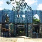 Ubicado en plena naturaleza, el Plastic Bottle Village es una aldea pionera. Se trata del primer pueblecito que se ha levantado botella a botella, reciclando envases PET de forma masiva como principales materiales de construcción. En esta ocasi...