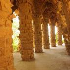 Meticulosamente inspirado en la geometría de la naturaleza, pero a su vez transmitiendo la imagen de improvisación y espontaneidad, este parque está construido mediante materiales reciclados. La obra de Gaudí es desde 1984 Patrimonio de la H...