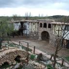 Se trata de un espacio arquitectónico-cultural realizado con materiales reciclados que el artista Félix Yáñez inició casi por casualidad, simplemente por afición y que ha ido creciendo hasta convertirse en la escultura más grande del mund...