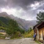 Aquí se encuentra la cascada natural más alta de Europa, de 400 metros de altura. Todo el que lo visita recomienda disfrutar de esta maravilla natural sin prisa. Un lugar para relajarse y gozar de la naturaleza en todo su ser en plenos Pirineo...