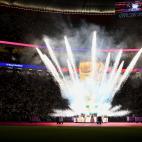 Fuegos artificiales junto a una copa del mundo.