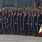 El rey, en su primera celebración de la Pascua Militar, ha recuperado el vistoso protocolo castrense de este acto que tiene lugar en el Palacio Real, al pasar revista a una formación de la Guardia Real en el Patio de la Armería, donde ha sona...