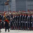 El rey, en su primera celebración de la Pascua Militar, ha recuperado el vistoso protocolo castrense de este acto que tiene lugar en el Palacio Real, al pasar revista a una formación de la Guardia Real en el Patio de la Armería, donde ha sona...