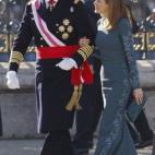 Felipe VI, quien preside por vez primera, acompañado de doña Letizia, la celebración de la Pascua Militar, a la que asisten representantes de las instituciones del Estado, los tres Ejércitos y la Guardia Civil, a su llegada al acto celebrado...