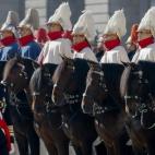 El rey, en su primera celebración de la Pascua Militar, ha recuperado el vistoso protocolo castrense de este acto que tiene lugar en el Palacio Real, al pasar revista a una formación de la Guardia Real en el Patio de la Armería, donde ha sona...