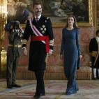Felipe VI, quien preside por vez primera, acompañado de doña Letizia, la celebración de la Pascua Militar, a la que asisten representantes de las instituciones del Estado, los tres Ejércitos y la Guardia Civil, a su llegada al acto celebrado...