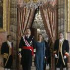 Felipe VI, quien preside por vez primera, acompañado de doña Letizia, la celebración de la Pascua Militar, a la que asisten representantes de las instituciones del Estado, los tres Ejércitos y la Guardia Civil, a su llegada al acto celebrado...