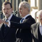 El presidente del Gobierno, Mariano Rajoy y los ministros de Defensa, Pedro Morenés; e Interior, Jorge Fernández Díaz (i a d); esperan en el Palacio Real la llegada de Felipe VI quien, acompañado de doña Letizia, ha presidido por vez primer...