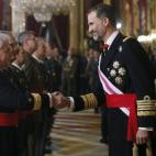 Felipe VI, quien preside por vez primera, acompañado de doña Letizia, la celebración de la Pascua Militar, a la que asisten representantes de las instituciones del Estado, los tres Ejércitos y la Guardia Civil, durante los saludos a los invi...