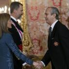 Felipe VI, que preside por vez primera, acompañado de doña Letizia, la celebración de la Pascua Militar, a la que asisten representantes de las instituciones del Estado, los tres Ejércitos y la Guardia Civil, saludan al director general de l...