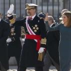 Felipe VI, que preside por vez primera, acompañado de doña Letizia, la celebración de la Pascua Militar, a la que asisten representantes de las instituciones del Estado, los tres Ejércitos y la Guardia Civil, saluda a su llegada acompañado ...