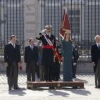 Felipe VI, quien preside por vez primera, acompañado de doña Letizia, la celebración de la Pascua Militar, a la que asisten representantes de las instituciones del Estado, los tres Ejércitos y la Guardia Civil, escucha el himno flanqueado po...