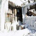 Un vecino mira un edificio cubierto de hielo en un área residencial de Shenyang, en la provincia de Liaoning (China).