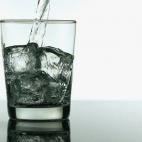 El tomar agua puede estimular la habilidad de tu cuerpo para quemar grasa. Un estudio publicado en el Journal of Clinical Endocrinology and Metabolism encontró que el tomar agua (unas 17 onzas) aumenta el ritmo metabólico por un 30 por ciento ...