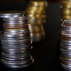 Ahorrarás mucho dinero cuando conviertas el agua en tu bebida oficial. Aunque un 60 por ciento de los norteamericanos compran agua embotellada, sigue siendo más económica que jugos, sodas y café especializado, especialmente la compras por ca...