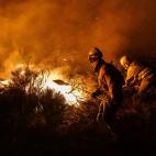 Bomberos luchan contra el avance de las llamas en el incendio de &Aacute;vila.