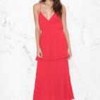 El mismo vestido que te sirve para una boda puede reutilizarse tambi&eacute;n para los d&iacute;as de verano combin&aacute;ndolo, por ejemplo, con unas zapatillas de deporte. Visto en: &amp; Other Stories