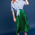 Si quieres darle un toque m&aacute;s veraniego y desenfadado a un look, hazte un nudo en la camisa. Visto en: Anthropologie