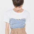 Todas las que se te ocurran, funcionan. Por ejemplo, &eacute;sta combina una camiseta cl&aacute;sica de algod&oacute;n bajo un top palabra de honor. Visto en: Mango