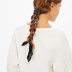 Otra gran idea para combinar el pa&ntilde;uelo y dar una nueva vida a la trenza m&aacute;s cl&aacute;sica. Visto en: Bershka