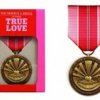 ¿Tú y tu media naranja sois como una pareja Disney? Para los que han encontrado el Amor Verdadero, nada mejor que hacérselo saber. Esta medalla, "una entre un millón", según hace constar, es perfecta para parejas de cuento de hadas. El meta...