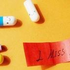 "Para el mal de amores". Así se presenta una idea que lleva un paso más allá la idea del mensaje en una botella. Son unas cápsulas de distintos colores con caritas dibujadas que contienen en su interior pergaminos enrollados donde se puede e...