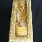 Seguro que hay gente a la que le encantaría recibir por San Valentín flores y joyas. Para ellos o ellas, nada mejor que combinar ambas cosas con este producto exclusivo: una rosa de verdad bañada en oro de 24 quilates y guardada en un cofre d...