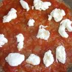 Cortarlo en trozos y repartirlo sobre la masa.